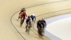 Para pesepeda memacu kecepatan pada nomor Men Junior Keirin saat Asian Track Championship 2019 di Jakarta International Veledrome, Jakarta, Kamis (10/1). Kejuaran balap sepeda ini akan berlangsung hingga Minggu (13/1). (Bola.com/Yoppy Renato)