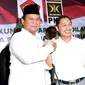 Prabowo berjabat tangan dengan Presiden PKS Anis Matta di Kantor DPP PKS, Jakarta, Sabtu (17/5/2014) (Liputan6.com/Johan Tallo)