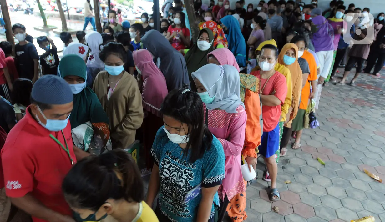 Warga antre untuk mendapatkan makanan berbuka puasa atau takjil di Masjid Wihdatul Ummah, Cinere, Depok, Jawa Barat, Kamis (7/4/2022). Dalam sehari, Masjid Wihdatul Ummah menyediakan lebih dari 700 takjil berupa nasi kotak yang merupakan sumbangan donatur jemaah masjid. (merdeka.com/Arie Basuki)