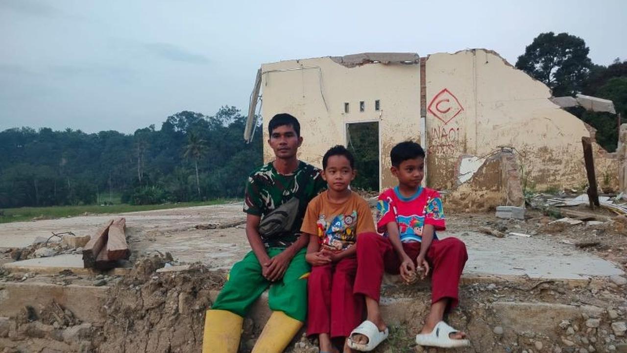 Penyintas Banjir Salareh Aia, Ibnu Riaga Bangkit Jadi Relawan Demi Asa Sang Buah Hati