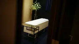 Sebuah peti jenazah diletakkan di salah satu kamar yang berada di 'Corpse Hotel', Kawasaki, Jepang, 20 April 2016. Bisnis 'hotel mayat' ini muncul karena jumlah jenazah dan ketersediaan tempat pembakaran mayat (krematorium) timpang  (REUTERS/Thomas Peter)
