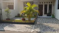 6 Inspirasi Teras Rumah Subsidi dengan Batu Alam dan Palem Kuning, Tampil Asri dan Elegan
