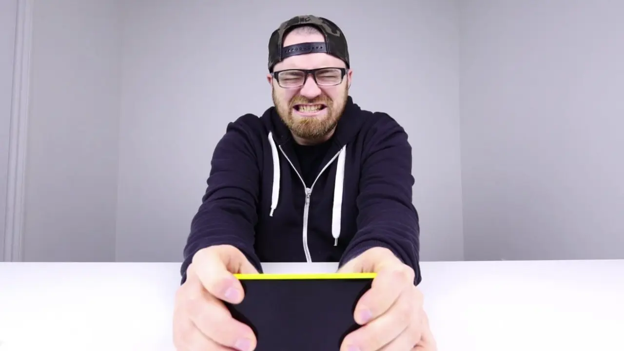 Adu Kuat Body iPhone 6 Plus vs Kompetitor 