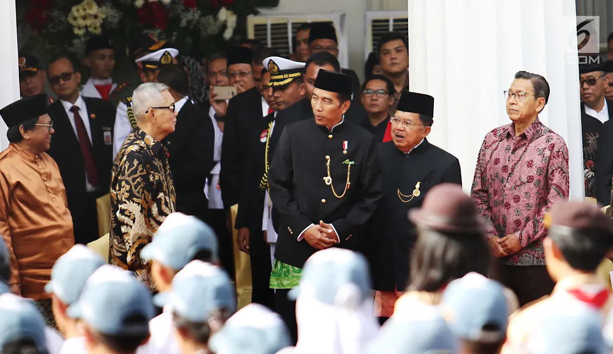Presiden Joko Widodo didampingi Wakil Presiden Jusuf Kalla sebelum melakukan upacara Hari Lahir Pancasila di Gedung Pancasila, Jakarta, Kamis (1/6). Para peserta upacara berasal dari tokoh masyarakat, TNI, Polri, serta Pelajar. (Liputan6.com/Angga Yuniar)