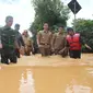 Gubernur Zumi Zola saat meninjau lokasi banjir di Kabupaten Sarolangun (Liputan6.com /  Bangun Santoso)