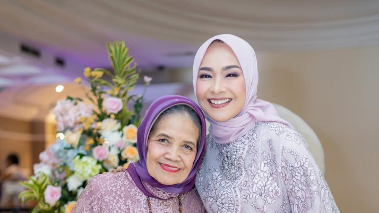 4 Potret Kenangan Terindah Alya Rohali Bersama Sang Ibu yang Kini Telah Tiada