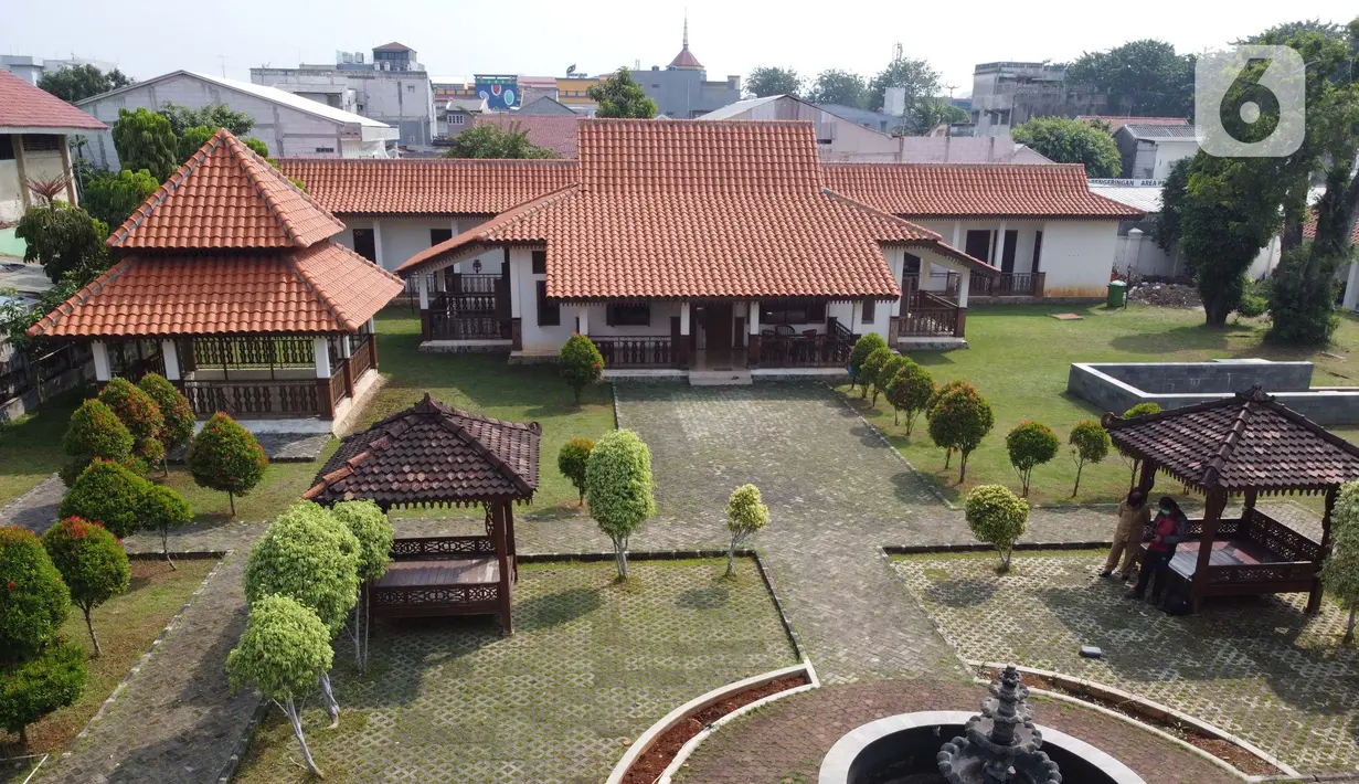 Foto udara memperlihatkan bagian belakang Taman Benyamin Suaeb, Jakarta, Selasa (23/6/2020). Taman Benyamin Suaeb menyimpan sejumlah koleksi asli milik seniman betawi, Benyamin Suaeb dan beberapa replika rumah bergaya betawi. (Liputan6.com/Helmi Fithriansyah)