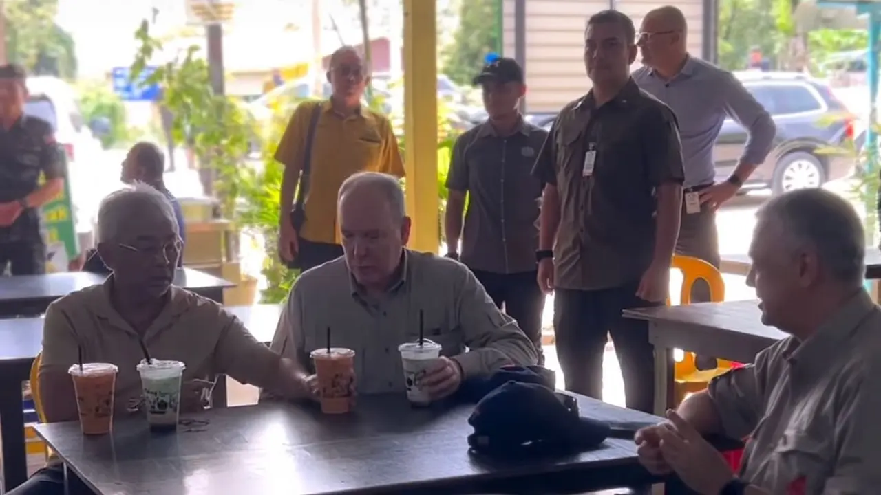 Raja Malaysia berkesempatan singgah dan menikmati minuman cendol bersama sang pangeran di Cendol Lily, sebuah warung pinggir jalan di Lanchang, Pahang.