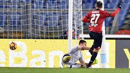 Pemain Genoa, Goran Pandev saat mengelabui kiper Lazio dan membobol gawang lawan pada babak 16 besar Coppa Italia  di Olimpico stadium, Rome, (18/1/2017). Lazio menang 4-2. (Ettore Ferrari/ANSA via AP)