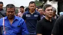 Bakal Calon Gubernur DKI, Agus Harimurti Yudhoyono mengunjungi kawasan Bukit Duri, Jakarta, Kamis (20/10). Kedatangan Agus Yudhoyono untuk melihat kondisi warga korban penertiban di pinggiran kali Ciliwung. (Liputan6.com/Gempur M Surya)