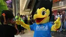 Maskot BIO menyapa pengunjung dalam Road to Blibli Indonesia Open 2019 di Neo Soho, Jakarta, Minggu (14/7/2019). Turnamen bulu tangkis yang diikuti oleh 236 pebulu tangkis dari 20 negara memperebutkan hadiah total senilai USD 1.250.000 atau sekitar Rp 17 miliar. (Liputan6.com/HO/Rizky)