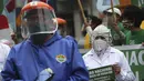 Petugas kesehatan memprotes kurangnya alat pelindung bagi mereka yang merawat pasien COVID-19, di luar rumah sakit umum di Lima, Peru (29/9/2020). (AP Photo/Martin Mejia)