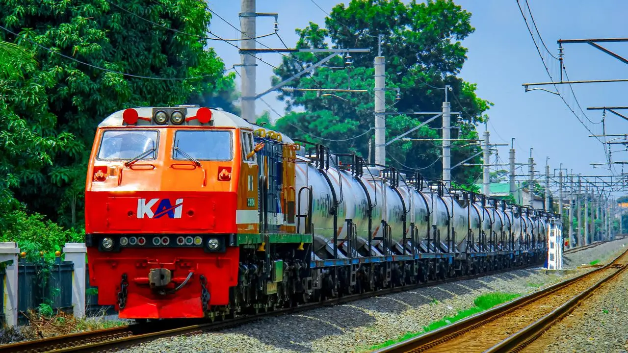 KAI melakukan distribusi bahan bakar pesawat atau Avtur dari Stasiun Cilacap menuju Stasiun Rewulu.