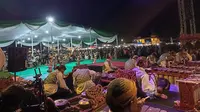 Usai melaksanakan peringatan Hari Bhakti Transmigrasi (HBT) Ke-73, Kemendes PDTT menggelar Malam Tasyakuran HBT Ke-73 di Lapangan Desa Sribhawono, Bandar Sribhawono, Lampung Timur, Selasa malam (12/12/2023). (Ist)