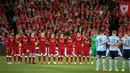 Pemain Liverpool FC dan Sydney FC melakukan hening sesaat untuk memberi penghormatan kepada korban pemboman di Manchester sebelum pertandingan persahabatan dimulai di Sydney, Australia (24/5). (AP Photo / Rick Rycroft)