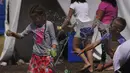 Seorang anak melempar balon selama pertarungan balon air di sebuah kamp di wilayah Iztapalapa di Mexico City, Selasa (24/5/2022). Mexico City akan menutup kamp yang telah menampung ratusan pengungsi Ukraina selama sebulan terakhir setelah program AS mengizinkan mereka terbang ke Negeri Paman Sam sudah beroperasi dan pihak berwenang mengatakan kamp itu tidak lagi diperlukan. (AP/Marco Ugarte)