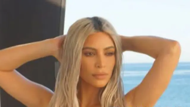 Kim Kardashian Pamer Lekukan Tubuh di Iklan Kolaborasi Yeezy dan 2XU