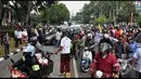 Tampak busway harus mengalah dan rela jalurnya dipakai oleh pengendara mobil dan motor saat aksi di depan gedung MK, Jakarta, Senin (18/8/2014) (Liputan6.com/Miftahul Hayat)