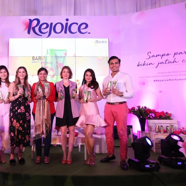 Momen Indah Dan Penuh Kasih Sayang Makin Sempurna Dengan Hadirnya Rejoice Perfume Shampoo Fashion Beauty Liputan6 Com .dengan duta besar berkuasa penuh (ambassador) adalah a. hadirnya rejoice perfume shampoo