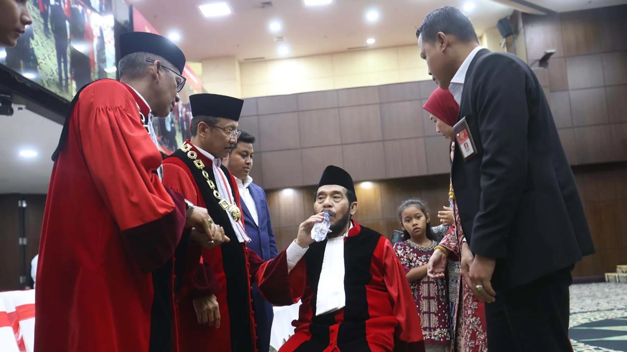 FOTO:  Detik Detik Anwar Usman Jatuh Pingsan di Gedung MK