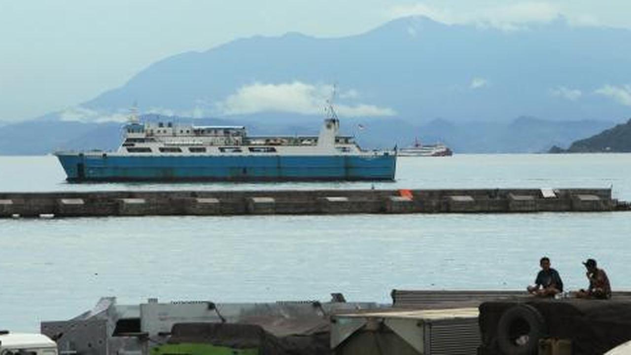 Dermaga Pelabuhan Ketapang ambruk, truk beras tercebur laut