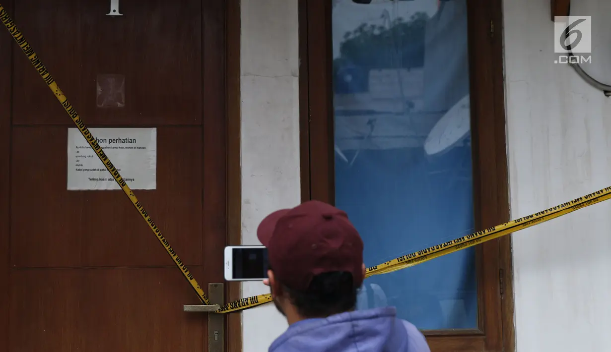 Garis pembatas terpasang di lokasi pembunuhan wanita yang ditemukan tewas di dalam lemari di kawasan Mampang, Jakarta, Jumat (23/11). Polres Jaksel menggelar rekonstruksi setelah penyidik menggali keterangan pelaku. (Liputan6.com/Helmi Fithriansyah)
