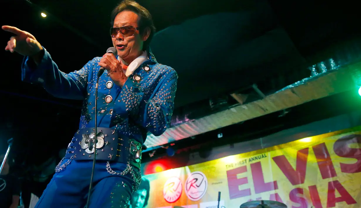 Peserta dari Malaysia, Bongo Jaim Lim pada final kontes menyanyikan lagu Elvis Persley di Manila, Filipina, Sabtu (19/8). Sejumlah peserta dari beberapa negara berpartispasi pada lomba yang pertama di Asia ini. (AP Photo/Bullit Marquez)