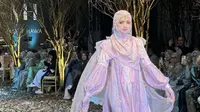 Inara rusli pukau penonton di runway. (credit:instagram.com/mommy_starla)
