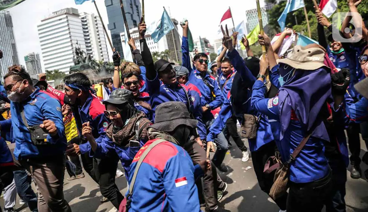 Massa buruh yang tergabung dalam Konfederasi Serikat Pekerja Seluruh Indonesia (KSPSI) dan Serikat Pekerja Nasional (SPN) demo di kawasan Patung Kuda, Jakarta, Kamis (12/5/2022). Aksi tersebut untuk memperingati May Day serta menolak Omnibuslaw UU Cipta Kerja Nomor 11 Tahun 2020 dan meminta klaster ketenagakerjaan kembali ke substansi UU Nomor 13 Tahun 2003. (Liputan6.com/Faizal Fanani)