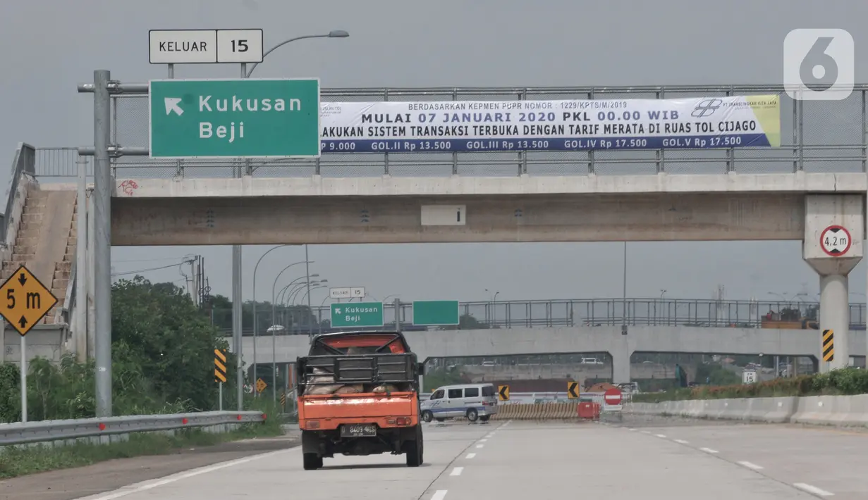 Spanduk pemberitahuan tarif baru terpasang di Tol Cinere-Jagorawi (Cijago), Depok, Jawa Barat, Rabu (8/1/2020). Pemerintah melalui Badan Pengatur Jalan Tol (BPJT) Kementerian Pekerjaan Umum dan Perumahan Rakyat (PUPR) memberlakukan tarif baru Tol Cijago Seksi I dan II. (merdeka.com/Iqbal Nugroho)