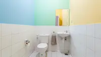 8 Desain Kamar Mandi Kecil Tanpa Jendela, Tetap Terang dengan Trik Ini
