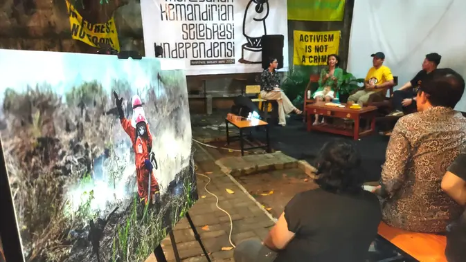 <p>Diskusi tentang isu kebakaran hutan dan lahan dalam rangkaian event Festival Bulan Juni 2024 di Rumah Sintas Palembang Sumsel (Liputan6.com / Nefri Inge)</p>