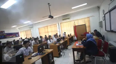 Suasana Ujian Nasional Berbasis Komputer (UNBK) di SMAN 3 Jakarta, Senin (10/4). Sebanyak 57.659 siswa SMA dan Madrasah Aliyah (MA) di DKI Jakarta mengikuti UNBK yang dimulai hari ini hingga 13 April 2017. (Liputan6.com/Immanuel Antonius)