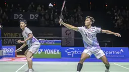 Pemain ganda putra Indonesia, Muhammad Shohibul Fikri (kanan) yang berpasangan dengan Bagas Maulana berusaha mengembalikan bola ke arah pasangan Inggris, Ben Lane/Sean Vendy pada laga final kejuaraan bulu tangkis Swiss Open 2024 di St. Jakobshalle, Basel, Swiss, Minggu (24/3/2024). Bagas/Fikri kalah dua gim langsung 22-24, 26-28 dan gagal menjadi juara. (Keystone via AP Photo/Georgios Kefalas)