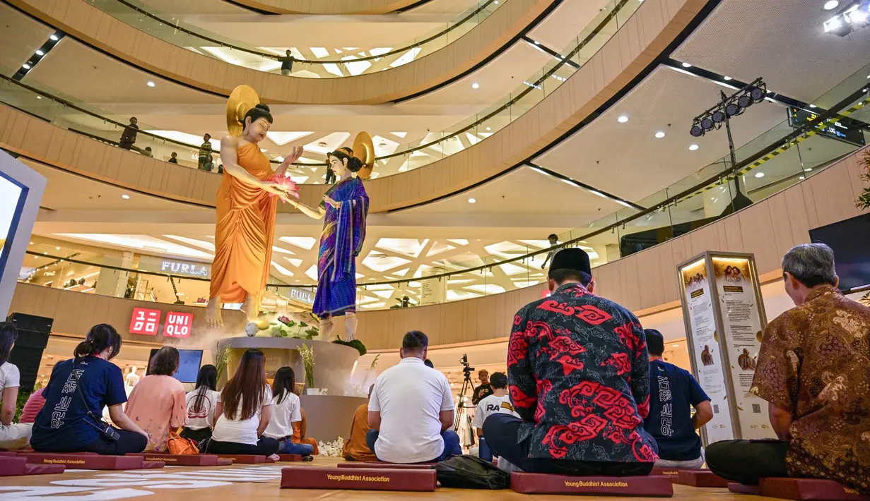 Rupang Buddha melayang menggambarkan Sang Buddha bersama Ratu Mahamaya, ibunda-nya itu setinggi 8,34 meter berdiri di perayaan satu dekade Vesak Festival 2025 di Surabaya. (Juni KRISWANTO/AFP)