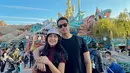 Tampil chic keduanya saat kencan di theme park. Rachel terlihat mengenakan turtleneck berwarna ungu wine dan bucket hat, Salim dengan gaya khasnya, yaitu kaus hitam. Foto: Instagram.