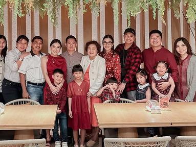 Sama-sama punya kesibukan, momen kumpul bareng ini tentunya berharga. Jelang hari Raya Natal, kebahagiaan terpancar jelas di wajah keluarga Glenn Alinskie dan Chelsea Olivia ini. Para anggota keluarga kompak mengenakan baju warna merah dengan motif yang berbeda-beda. Penampilan anak-anak juga tak kalah mencuri perhatian karena lucu dan menggemaskan. (Liputan6.com/IG/@glennalinskie)