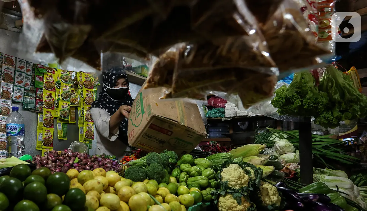 Pedagang menata dagangannya di Pasar Tebet Timur, Jakarta, Senin (4/1/2021). Badan Pusat Statistik (BPS) mencatat inflasi pada bulan Desember 2020 tercatat sebesar 0,45 persen dengan Indeks Harga Konsumen (IHK) sebesar 105,68. (Liputan6.com/Johan Tallo)
