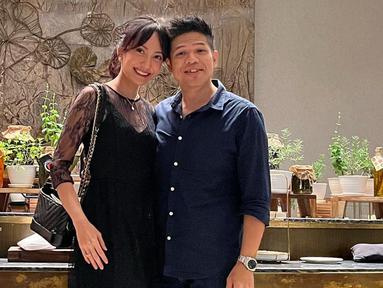 Merayakan anniversary pernikahan ke-14, Artika Sari Devi membagikan momen romantis di unggahan Intagram-nya. Dalam keterangan, Puteri Indonesia 2004 ini menuliskan "Selamat 14 tahun Bersama Bebe sayang". Tersemat pula bahwa keduanya menjadi salah satu pasangan artis teradem ayem. (Liputan6.com/IG/@artikasaridevi)