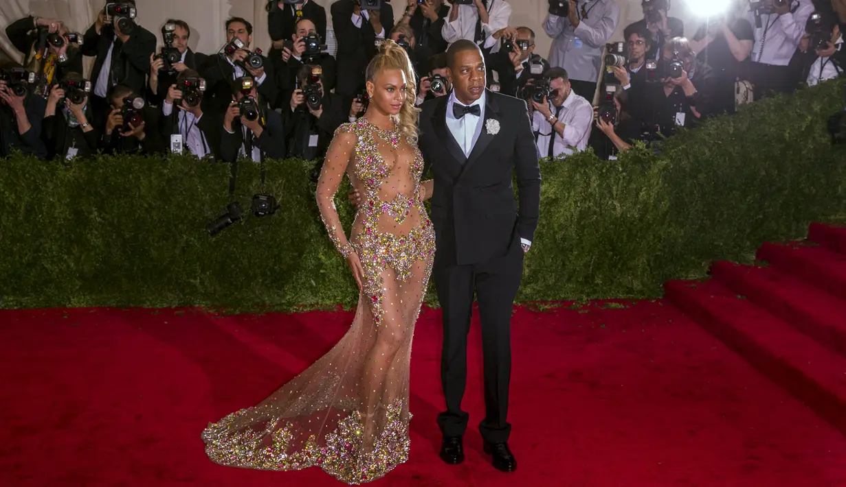 Didampingi sang suami Jay Z, Beyonce tampil seksi dengan mengenakan gaun panjang menerawang saat menghadiri acara 'China: Through The Looking Glass' Costume Institute Benefit Gala di New York, Senin (4/5/2015). (REUTERS/Lucas Jackson)