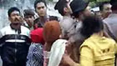 Menolak lahan dan rumah dieksekusi petugas, sejumlah ibu rumah tangga di Polman, Sulbar menghadang petugas hingga ada yang jatuh pingsan dan harus digendong keluar lokasi. Diduga ibu-ibu yang pingsan tak sadarkan diri usai terinjak-injak. 