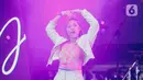 Aksi panggung Marion Jola saat tampil dalam festival musik Love Fest 2020 di Istora Senayan, Jakarta, Sabtu (22/2/2020). Dalam penampilannya Marion membawakan sejumlah lagu hitsnya seperti tak ingin pisah lagi, rayu, favorite sin. (Liputan6.com/Faizal Fanani)