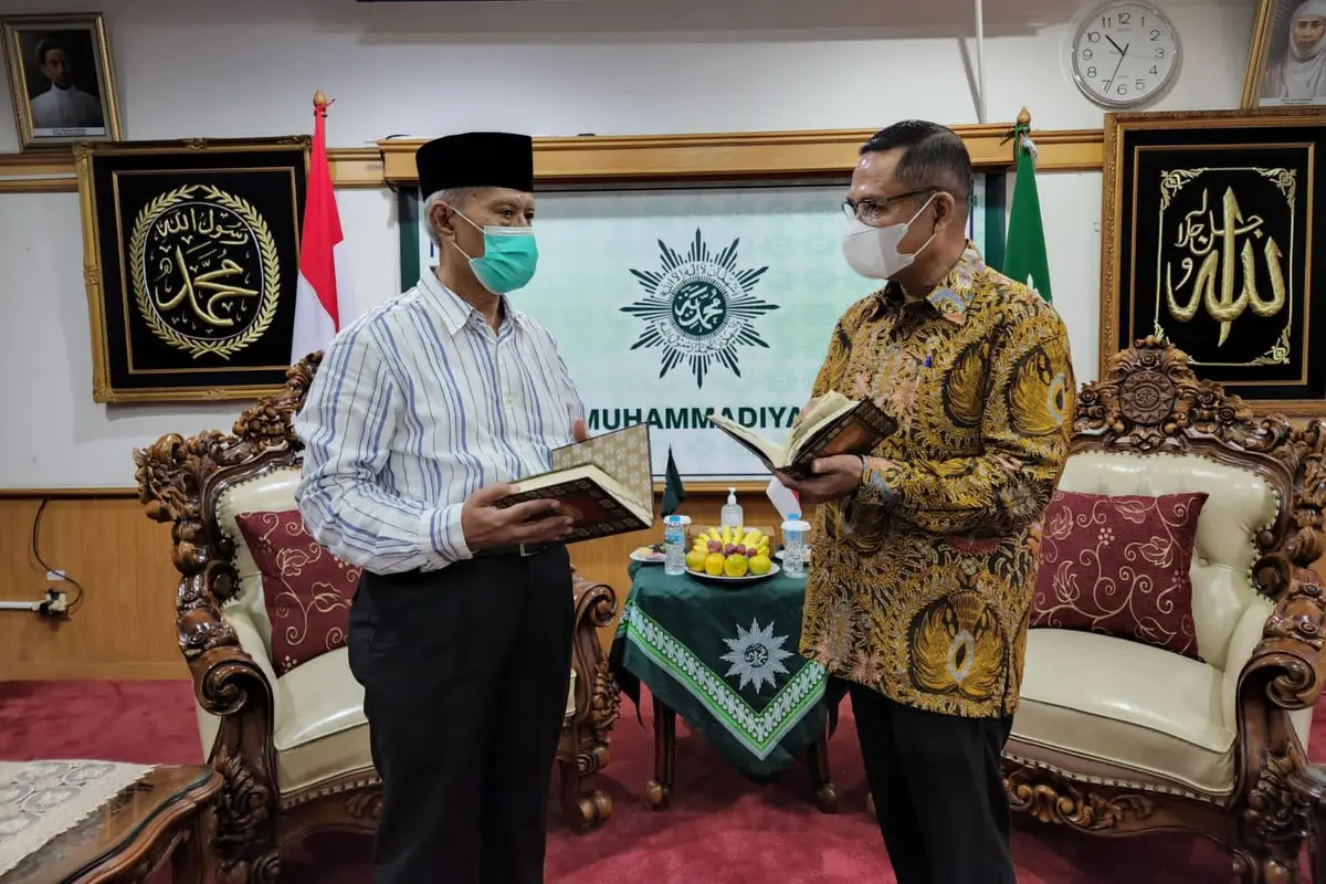 Ketua Umum YMSM, Saleh Husin, menyerahkan simbolis wakaf Alquran sebanyak 3.000 mushaf kepada Ketua Umum PP Muhammadiyah K.H. Haedar Nashir di kantor PP Muhammadiyah Menteng, Jakarta Pusat. (Dok Sinar Mas)