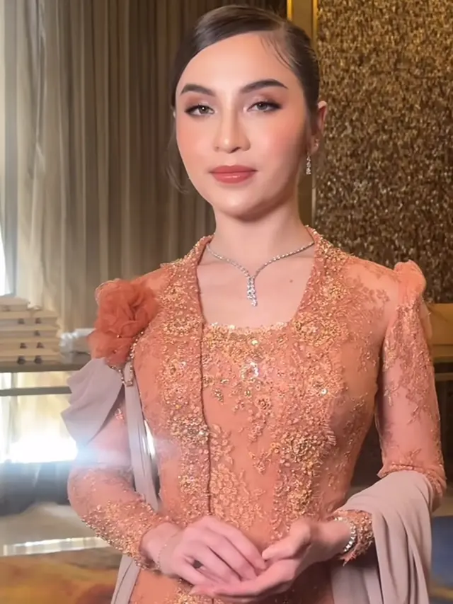 Elina Joerg Bridesmaid Syifa Hadju saat Akad Nikah. [@oktafia ]