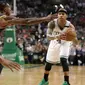 Guard Boston Celtics,Isaiah Thomas, saat bermain kontra Cleveland Cavaliers pada Gim 2 final Wilayah Timur, Jumat (19/5/2017) waktu setempat.  (AP Photo/Elise Amendola)