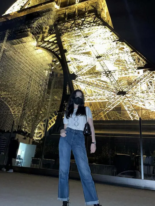 <p>Sekedar tampil dengan t-shirt andalan, denim juga selalu berhasil memberikan gaya maksimalis dengan paduan sederhana. [Foto: Instagram/ Sooyaaa_]</p>