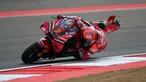 Pembalap Ducati Lenovo asal Italia Francesco Bagnaia saat berlaga pada MotoGP Mandalika 2023 di Sirkuit Internasional Mandalika, Kuta Mandalika, Lombok Tengah, Indonesia, Minggu (15/10/2023). Francesco Bagnaia terecepat di MotoGP Mandalika 2023. (SONNY TUMBELAKA/AFP)