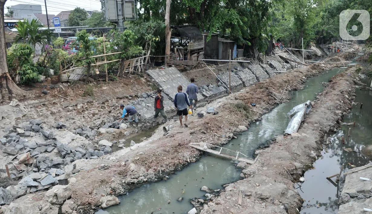 Aktivitas pekerja menyelesaikan proyek normalisasi Kali Kayu Putih, Jakarta, Selasa (15/10/2019). Proyek normalisasi Kali Kayu Putih ini ditargetkan rampung pada Desember 2019. (merdeka.com/Iqbal S. Nugroho)