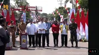 Presiden Joko Widodo atau Jokowi meresmikan pembangunan dan perbaikan 33 ruas jalan di Jawa Timur, Jumat (8/3/2024). (Biro Pers Kepresidenan).