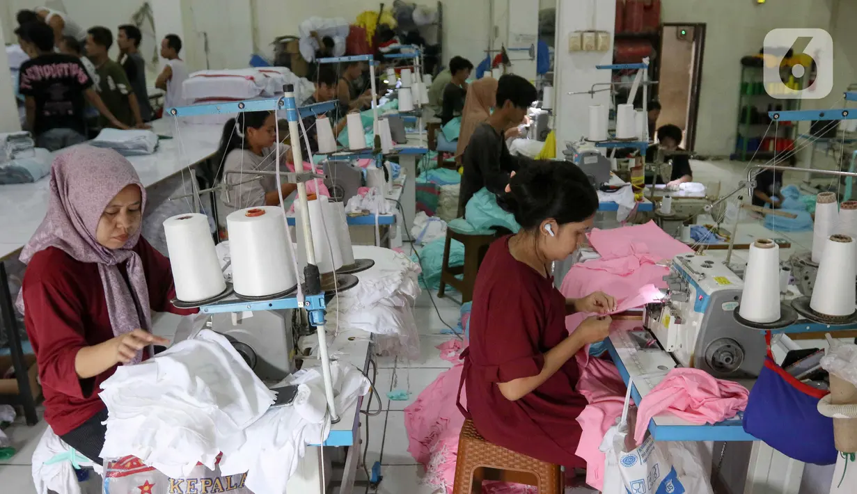 Sementara, di sisi lain beberapa pengusaha konveksi mengaku mengalami peningkatan pesanan pakaian. (Liputan6.com/Herman Zakharia)